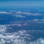 Gezeigt sind die Alpen fotografiert aus einem Flugzeug von Swissair. Wenn man genau hinsieht kann man noch Schnee auf den Bergen erkennen. Und das obwohl das Bild der Alpen im Juni aufgenommen wurde.