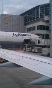 Diese Boing der Lufthansa wird gerade beladen. Es scheint als würde Post in das Flugzeug transportiert. Das Foto wurde am Flughafen Frankfurt aufgenommen.