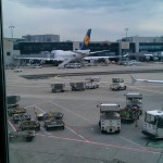 Diese Boing der Lufthansa wurde am Flughafen Frankfurt fotografiert. Sie steht gerade am Gate.
